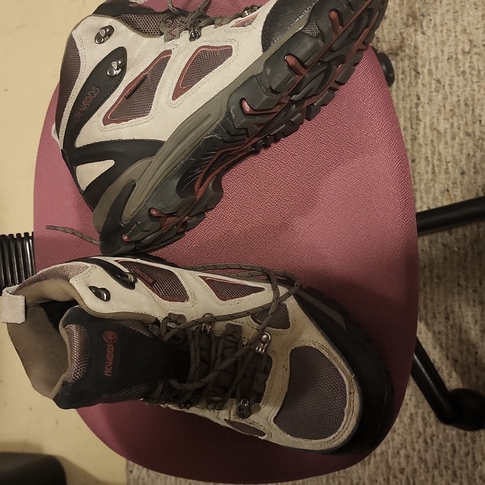 Nevados hiking boots